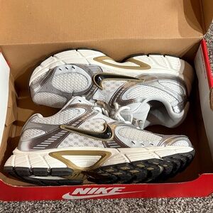 Men’s Nike tennis shoes